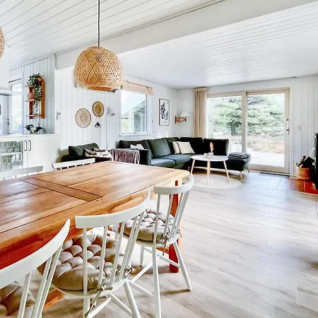 Gorgeous In Romo With Kitchen *